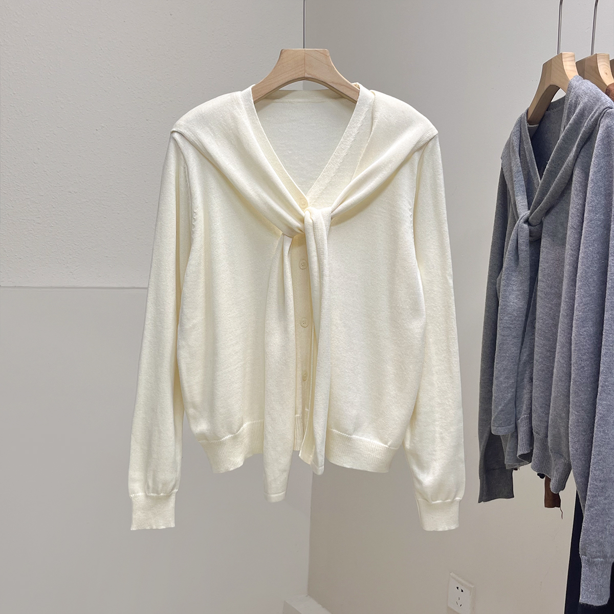 软糯亲肤假两件披肩长袖针织衫女秋季新款V领设计感毛衣开衫上衣