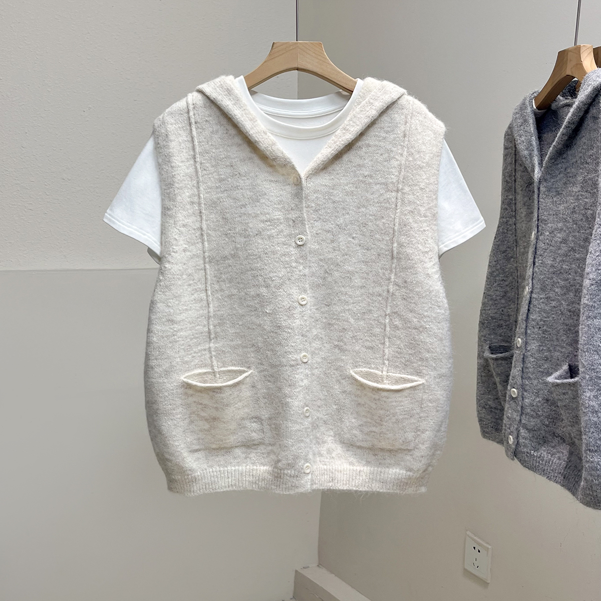 柔软暖融融连帽领单排扣无袖毛衣马甲女秋季慵懒马夹背心针织开衫