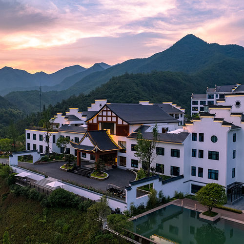 酒店坐落于风光旖丽的罗家源景区入口，致力于打造浙中度假目的地； 酒店以&ldquo;青山亲水轻生活&rdquo;为休闲主题，远离城市喧嚣，独享森林之乐； 舒心景观房1-2晚；享每日双人营养早餐；享双人温泉体验； 康养专属套餐，享康养项目检查，定制专属健康方案；