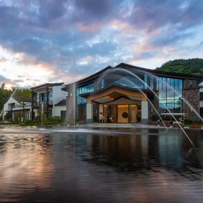 紧邻东钱湖下水湿地公园、东钱湖水上乐园等；江南桃花源式景观布局； 酒店以园林化的生态典型江南桃花源式景观布局，将田园与现代相融合； 1-2晚打卡田园度假慢生活，享每日早餐；半山汤泉体验； 部分套餐视房态可免费升级至田隐山景房，库存有限，先约先得！