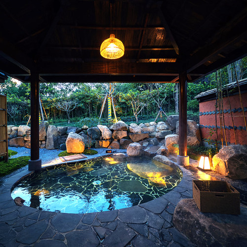 【覆盖门店广】君澜温泉酒店10+店，任君选择； 【套餐亮点】客房1晚；双人早餐；饮品/温泉体验； 【加价政策】部分酒店非节假日不加价，具体详见商品详情页； 【官方保障】花呗囤货，不约可退，过期自动退。