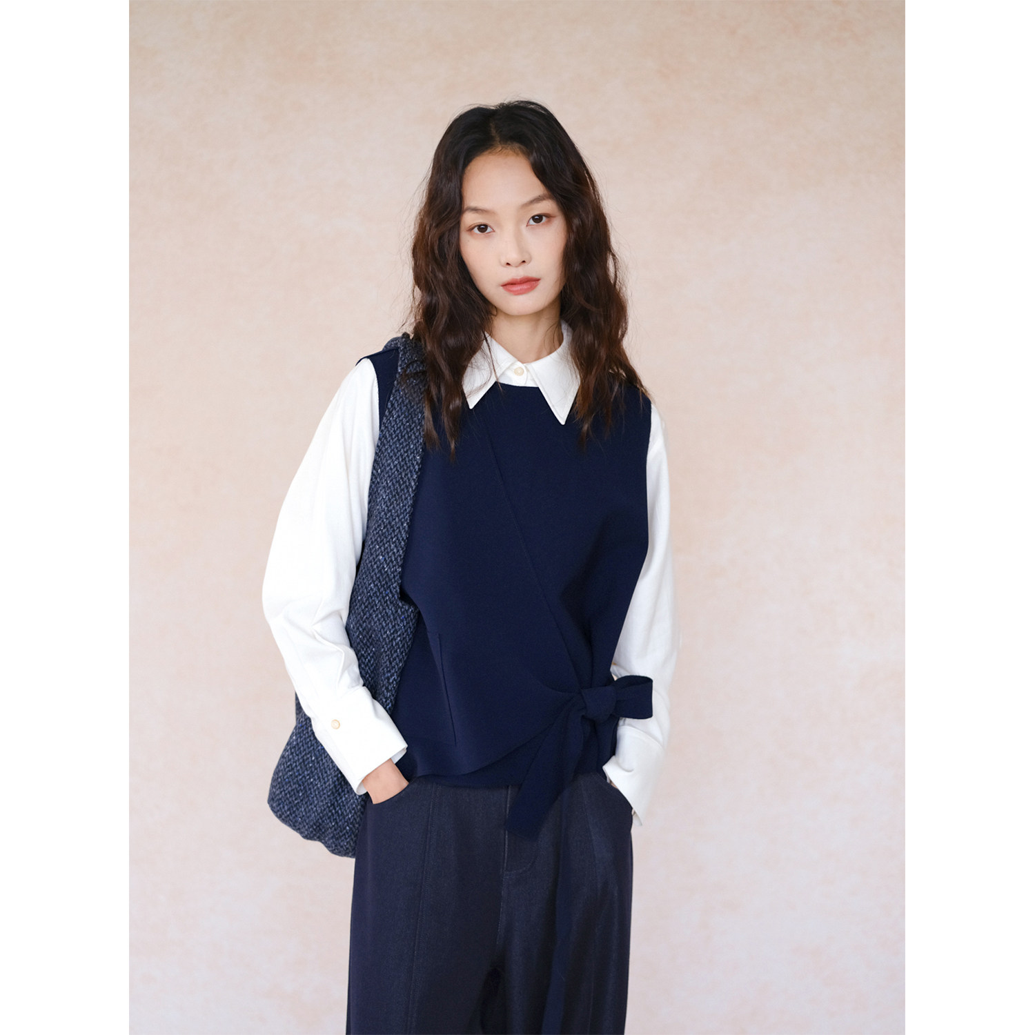 自然而蓝拉链交叉系带设计感马甲