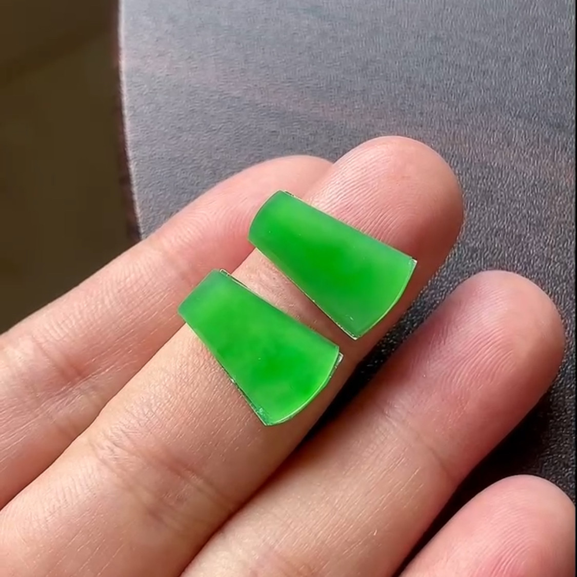 缅甸天然翡翠A货冰种阳绿素面牌一对裸石镶嵌