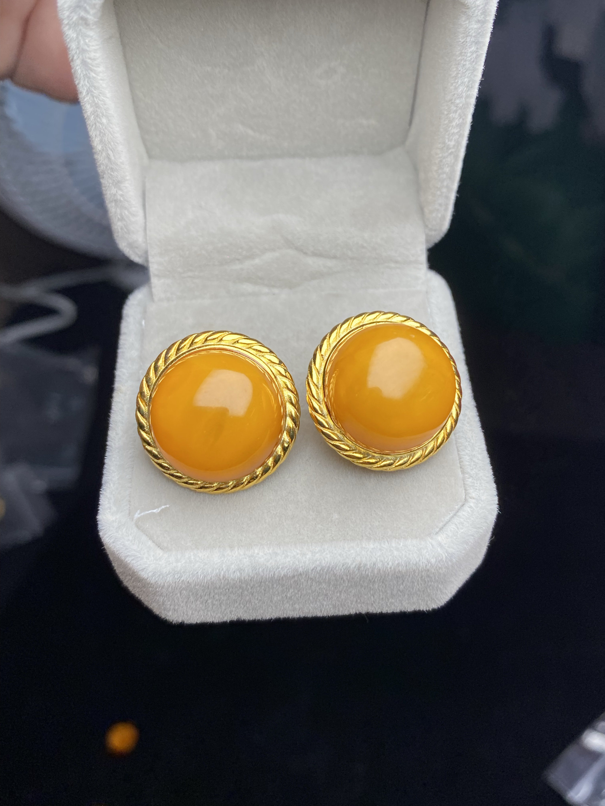 纯天然蜜蜡耳钉 爆款时尚百搭气质高雅 925银镶嵌鸡油黄俄料 保真