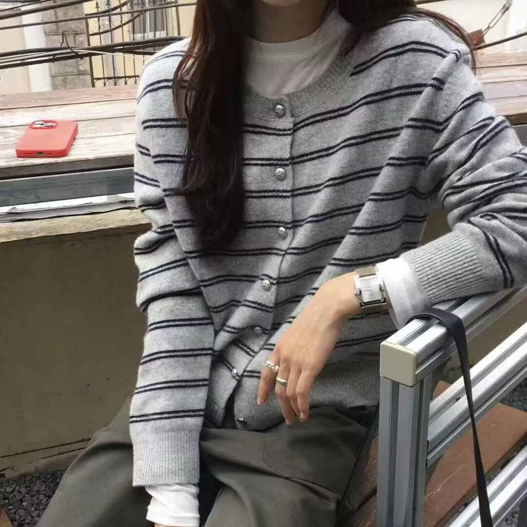 韩国东大门2025秋冬新款韩系圆领长袖针织开衫女宽松百搭银扣毛衣