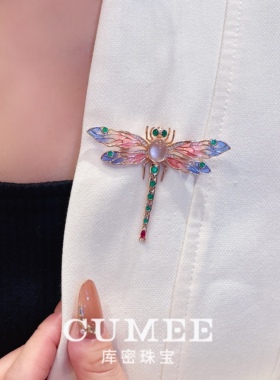 CUMEE 温柔粉调蜻蜓胸针 精致手工镶嵌白色玉髓女款胸针.银镀金