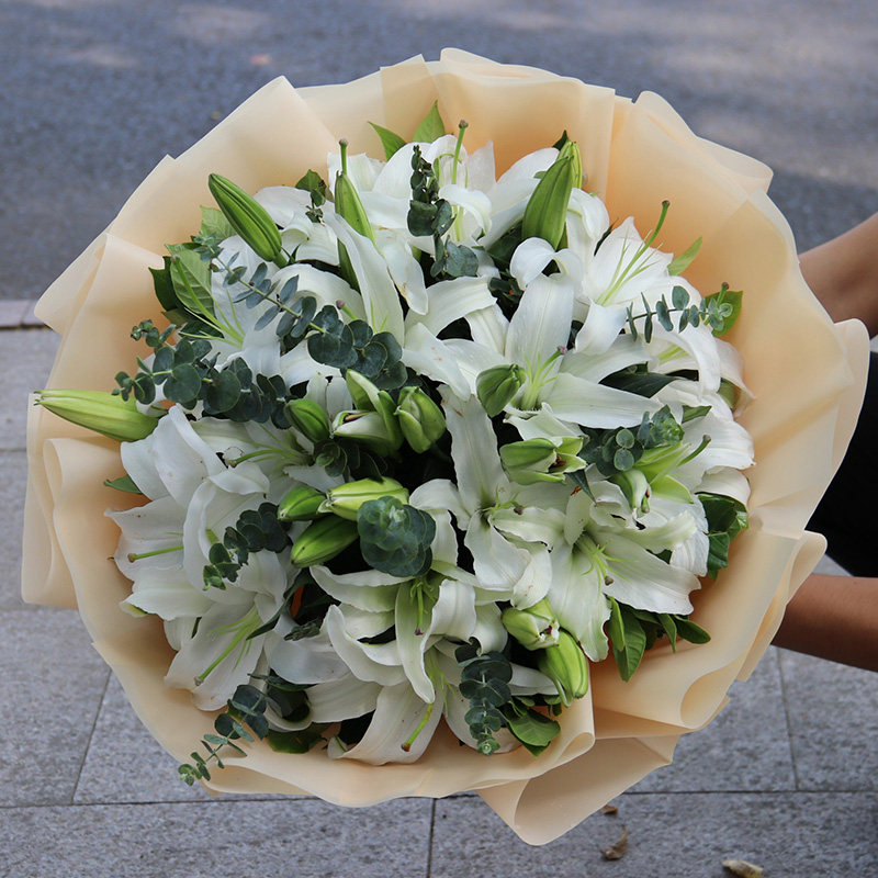 香水百合花束礼盒佛山鲜花速递同城三水禅城南海顺德生日配送花店
