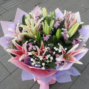 鞍山鲜花速递康乃馨香水百合花束礼盒同城铁东铁西立山生日送花店