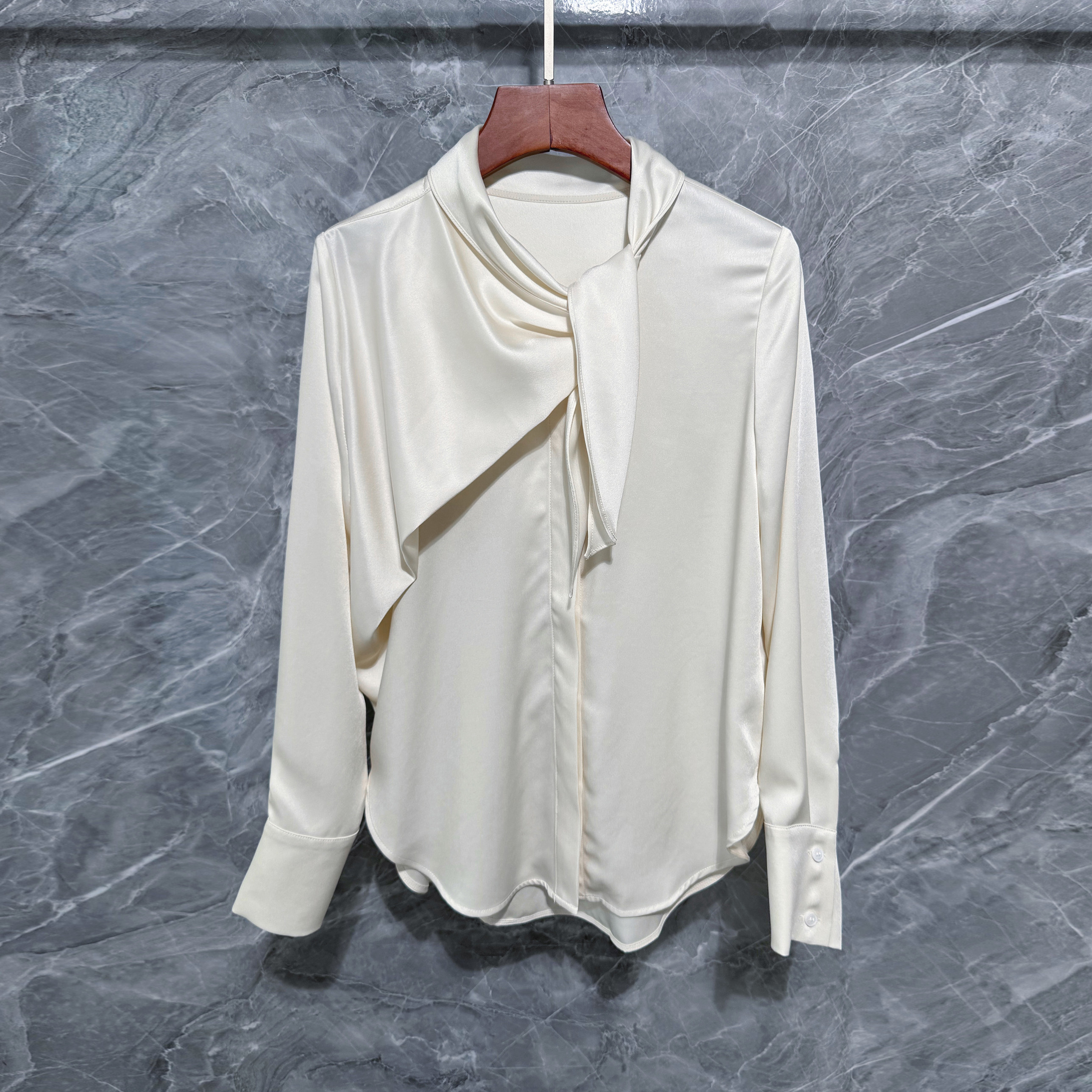 南油优雅飘带领醋酸缎面衬衫女垂感春季2026新款宽松长袖气质上衣