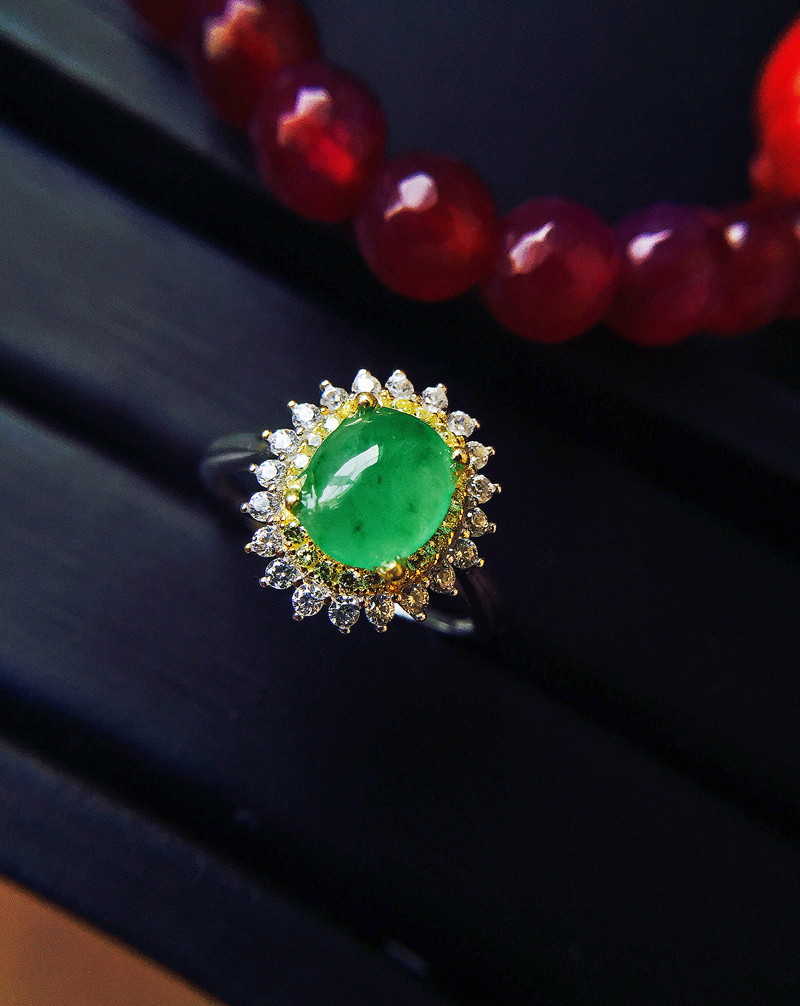 冰玻种无纹裂莫桑指环阳绿蛋面