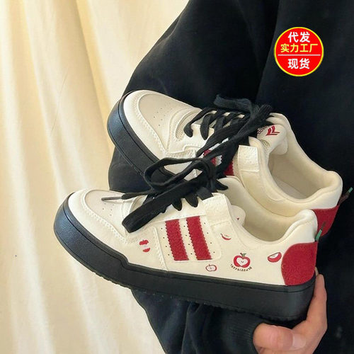 原创新年红苹果低帮小白鞋子女2025春秋韩系百搭学生厚底运动板鞋