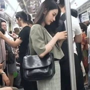 Phong bì màu đỏ đeo chéo da túi chuỗi gói khác biệt gói niki túi V mẫu retro xếp li túi dung lượng lớn vai túi - Túi xách nữ