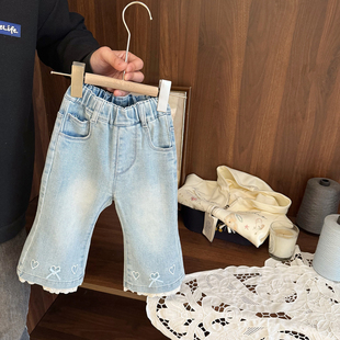 女宝宝洋气花边牛仔裤女婴儿春季2026新款女童刺绣爱心微喇叭裤子