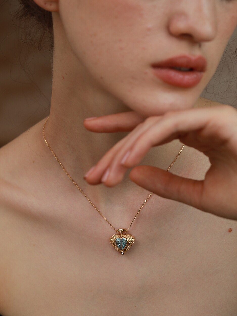 Elegant 18K Gold Natural Aquamarine Heart Pendant - Product image 4