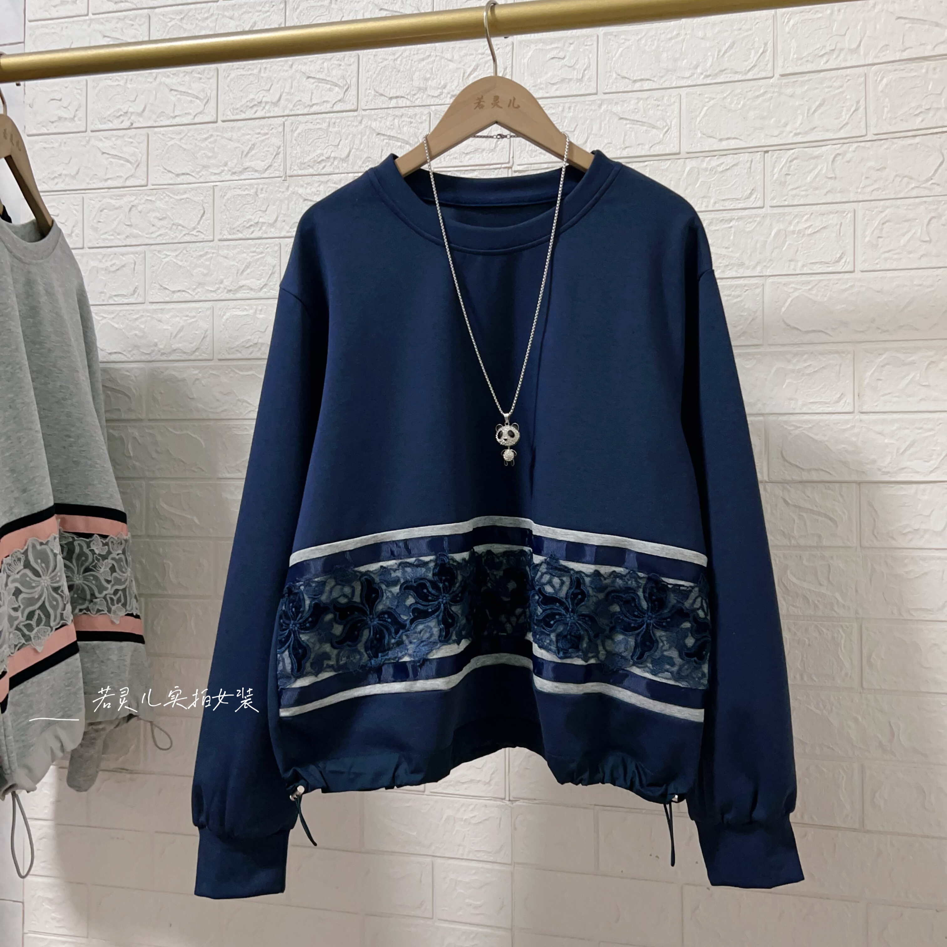 若灵儿宽松休闲遮肉显瘦女装蕾丝拼接圆领长袖T恤大码上衣卫衣