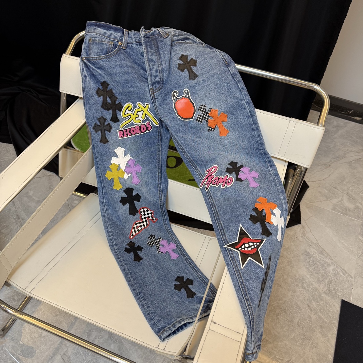 潮牌贴皮牛王新款梵文十字架拼皮涂鸦美式牛仔裤男士宽松直筒长裤