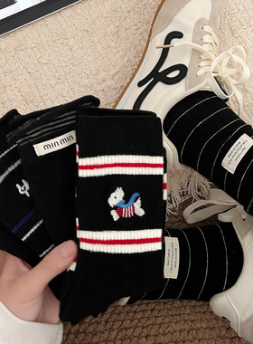 黑色百搭袜子女中筒袜ins潮刺绣小狗字母布标百搭miu系长筒堆堆袜