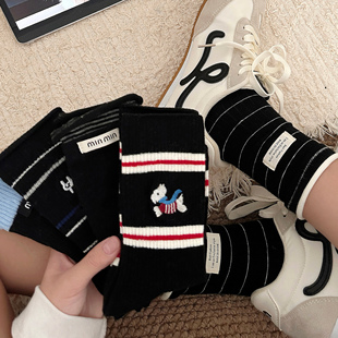 黑色百搭袜子女中筒袜ins潮刺绣小狗字母布标百搭miu系长筒堆堆袜