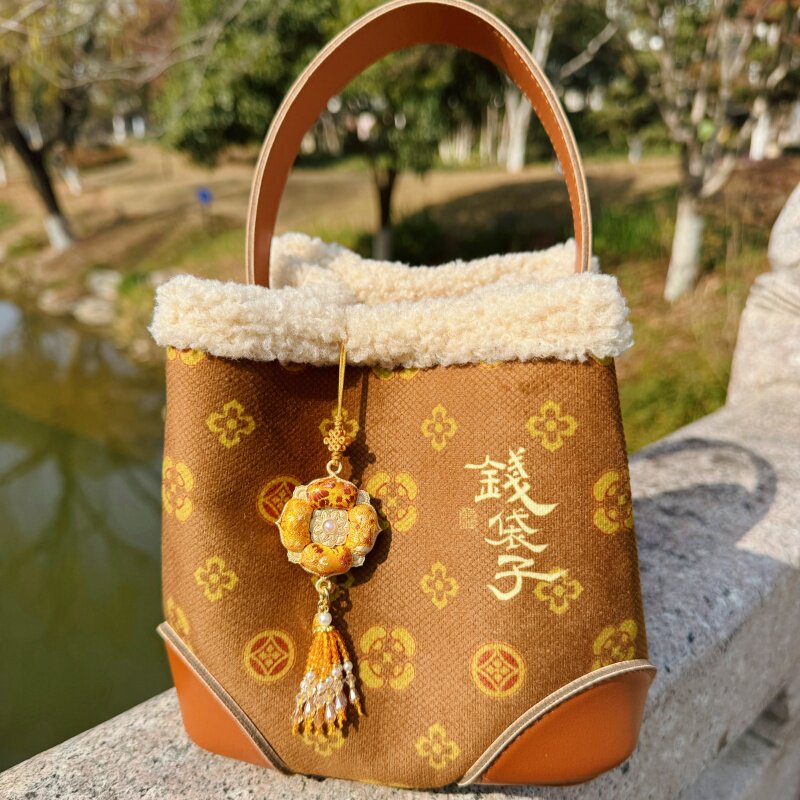 杭州灵隐2026新年红有钱花钱袋子美拉德毛绒手提包新年吉祥物文创