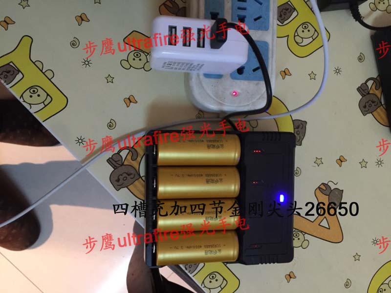 26650强光手电筒3.7V 18650锂电池四槽多功能充电器智能