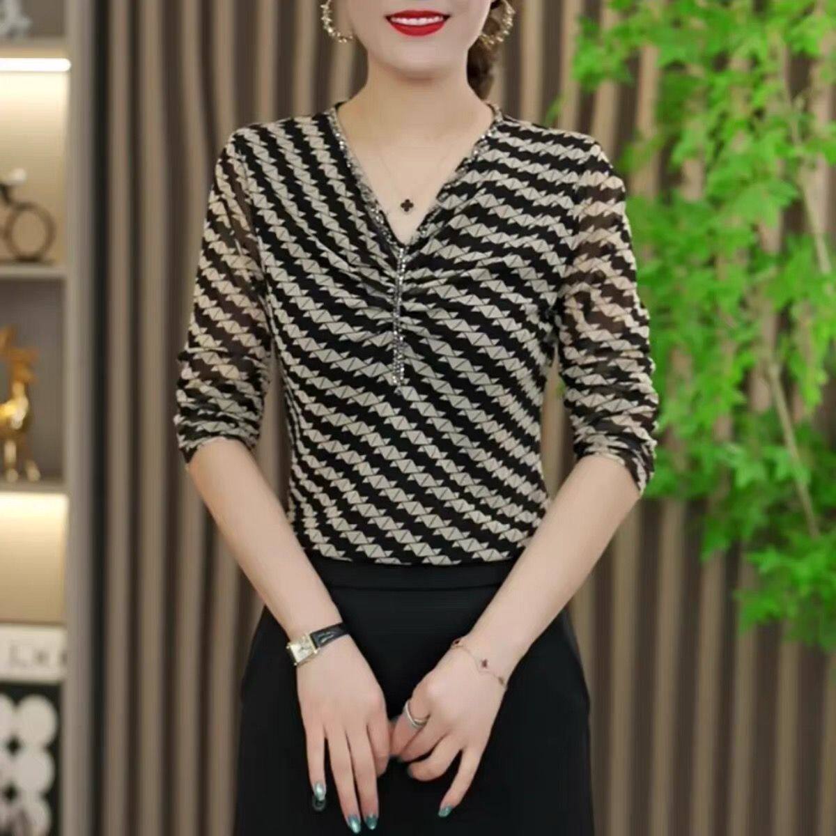 春秋新款网纱印花打底衫时尚显瘦气质女人味洋气小衫遮肚显瘦上衣