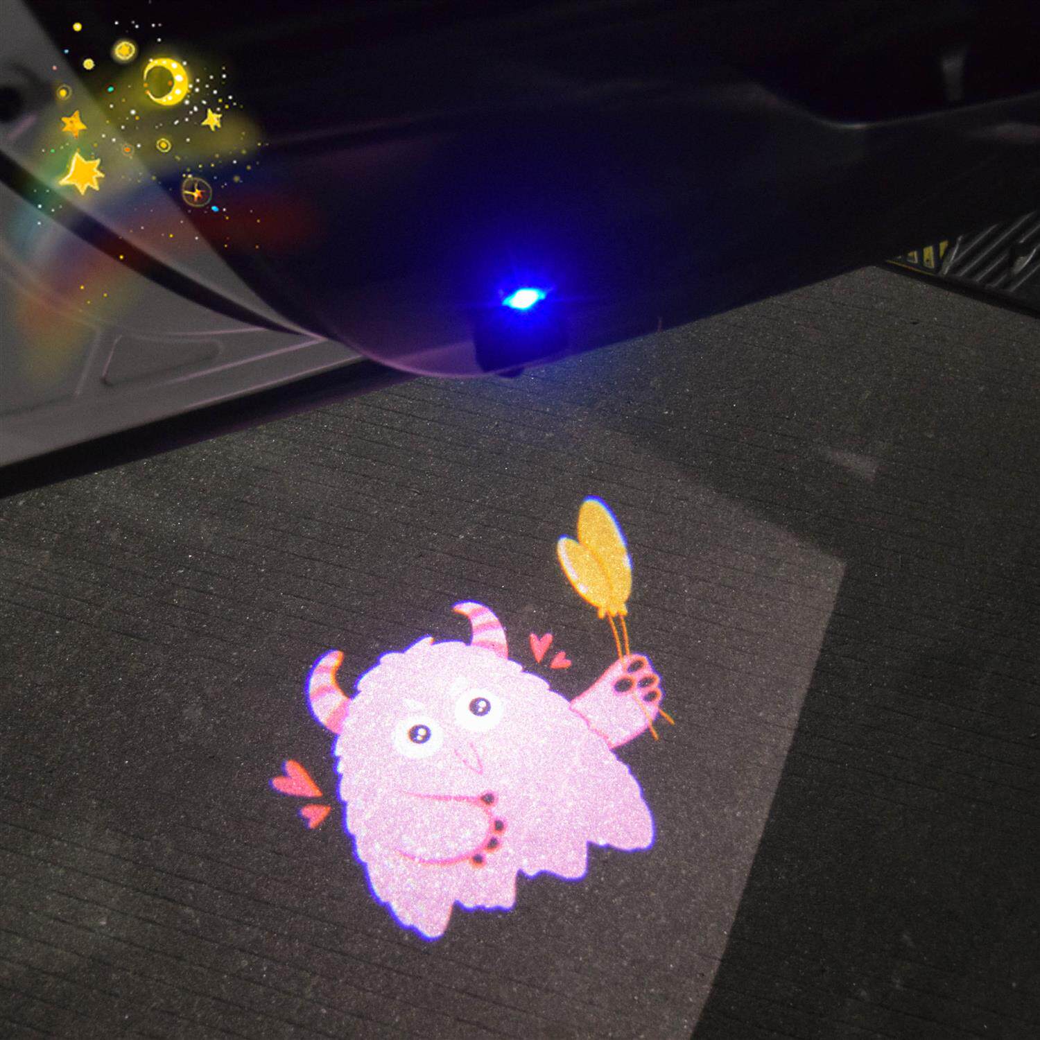 可爱卡通粉色小怪兽车载好物充电无线迎宾灯车门投影氛围灯