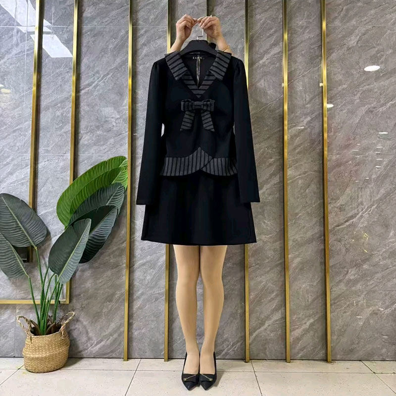 胖MM2026春季新款大码女装时尚翻领小V口设计感上衣短裙两件套女,女装/女士精品,大码套装,淘宝优惠券,粉丝福利购,淘宝优惠卷