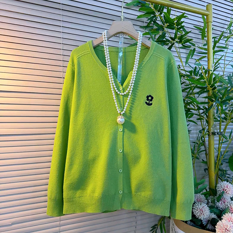 甜美V领刺绣花朵百搭套头针织衫