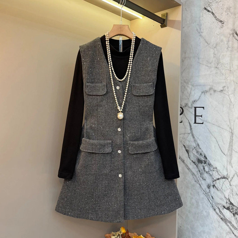 纽扣撒星马甲裙打底套装