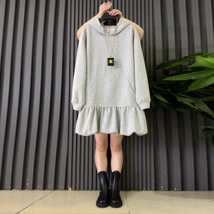 胖妹妹显瘦大码女装连帽纯色连衣裙2026新款宽松韩版时尚花苞裙潮