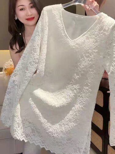 2026秋季新款气质蕾丝宽松显瘦纯色百搭洋气V领中长款长袖蕾丝衫