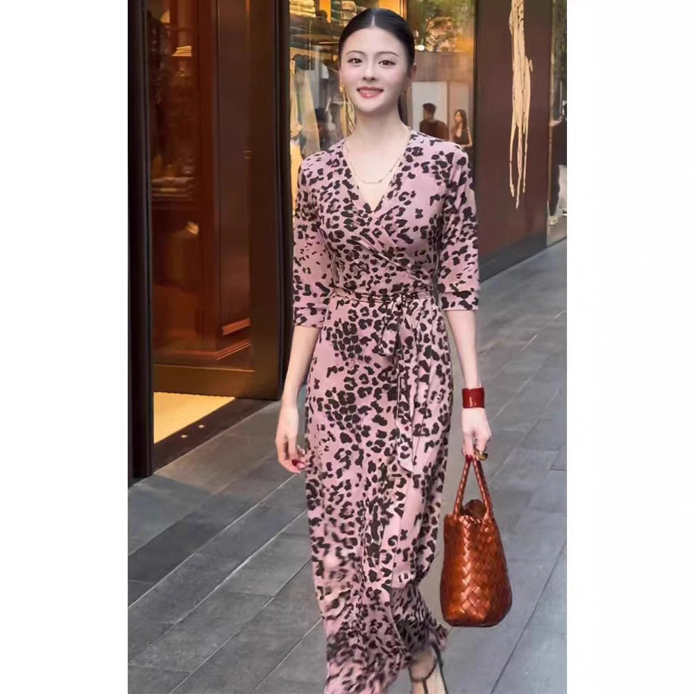 DVF新款优雅气质裹身裙性感粉色豹纹名媛轻奢风一片式度假连衣裙
