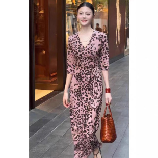 DVF新款优雅气质裹身裙性感粉色豹纹名媛轻奢风一片式度假连衣裙