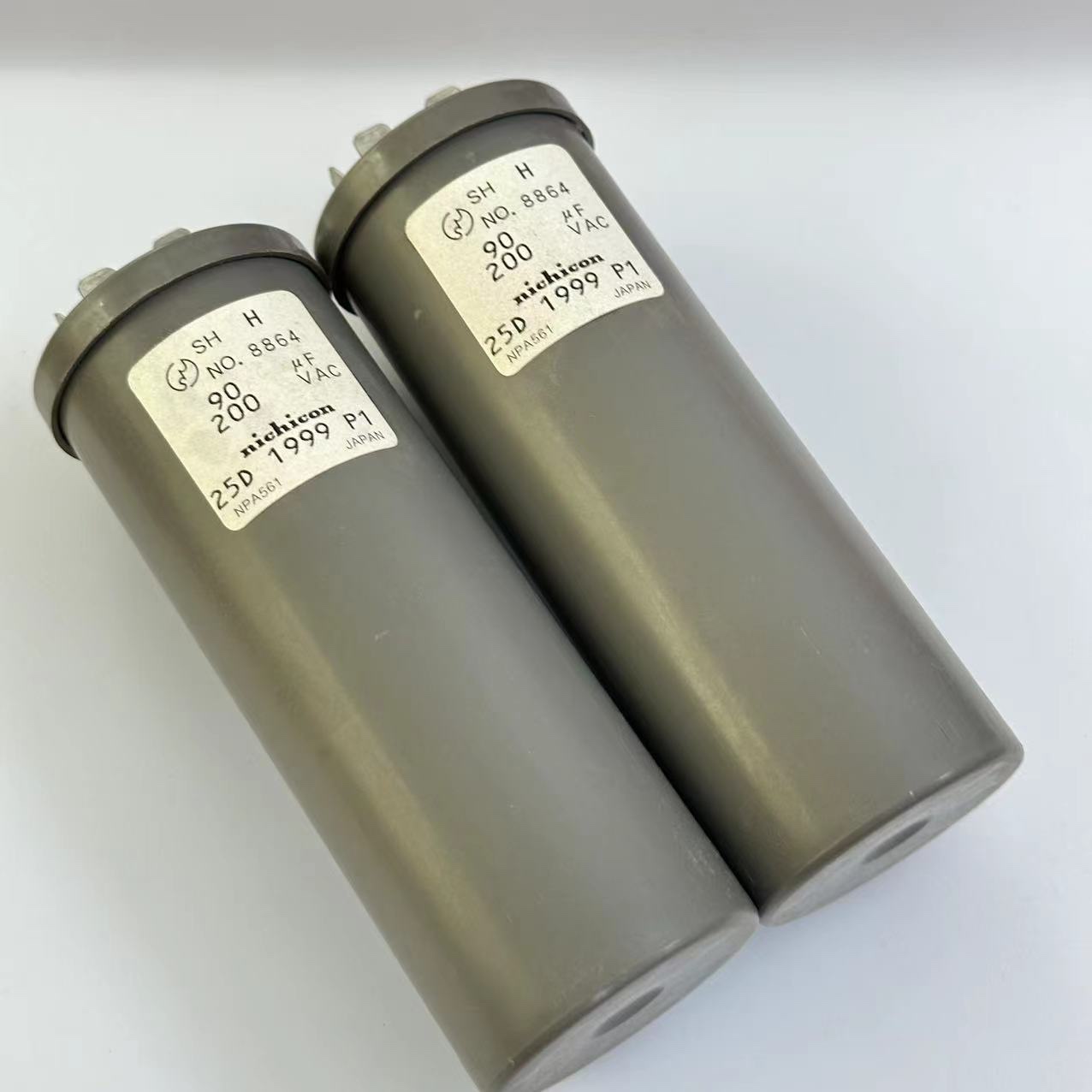 90uf200VAC电容nichicon