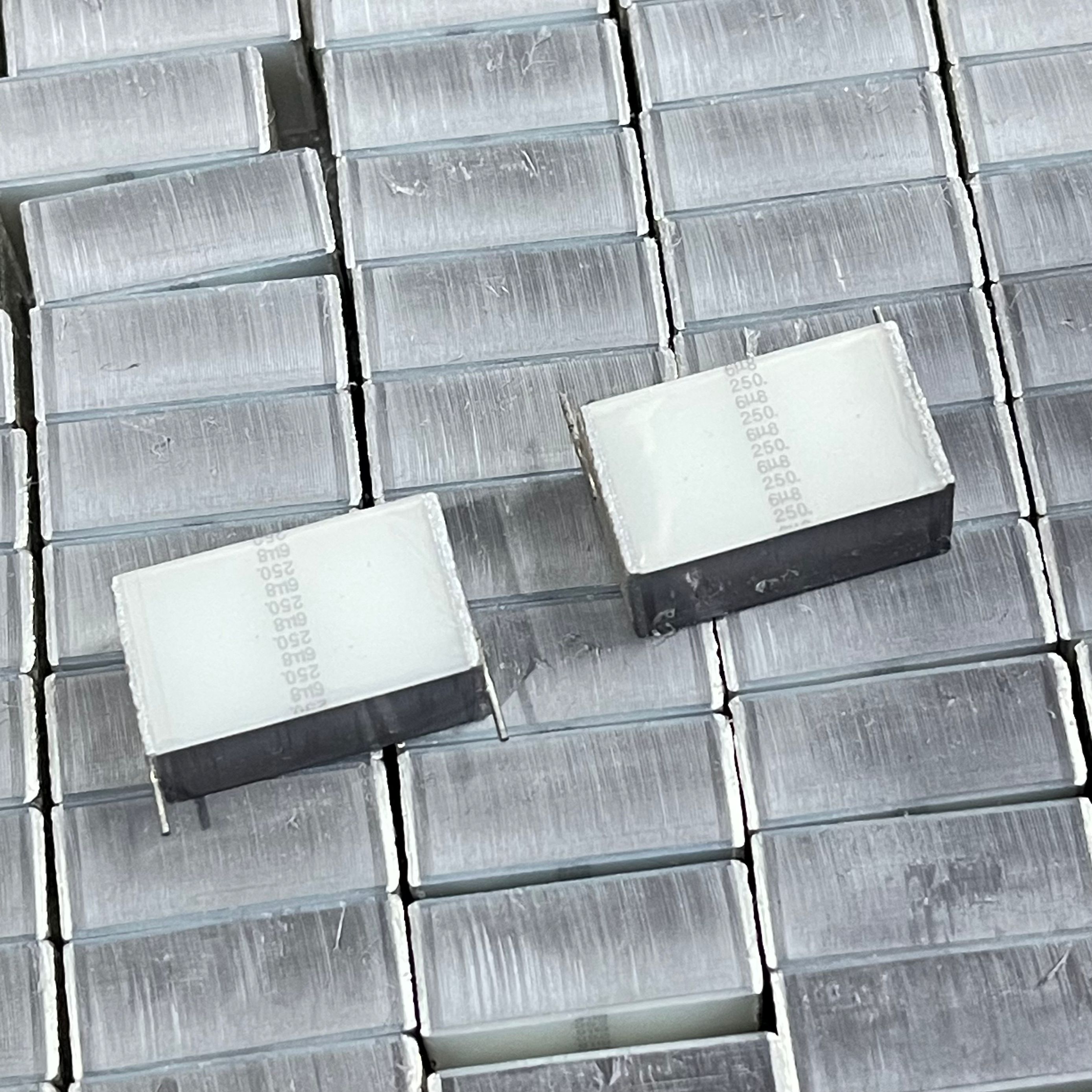 6.8UF250V叠层电容EPCOSB32564J