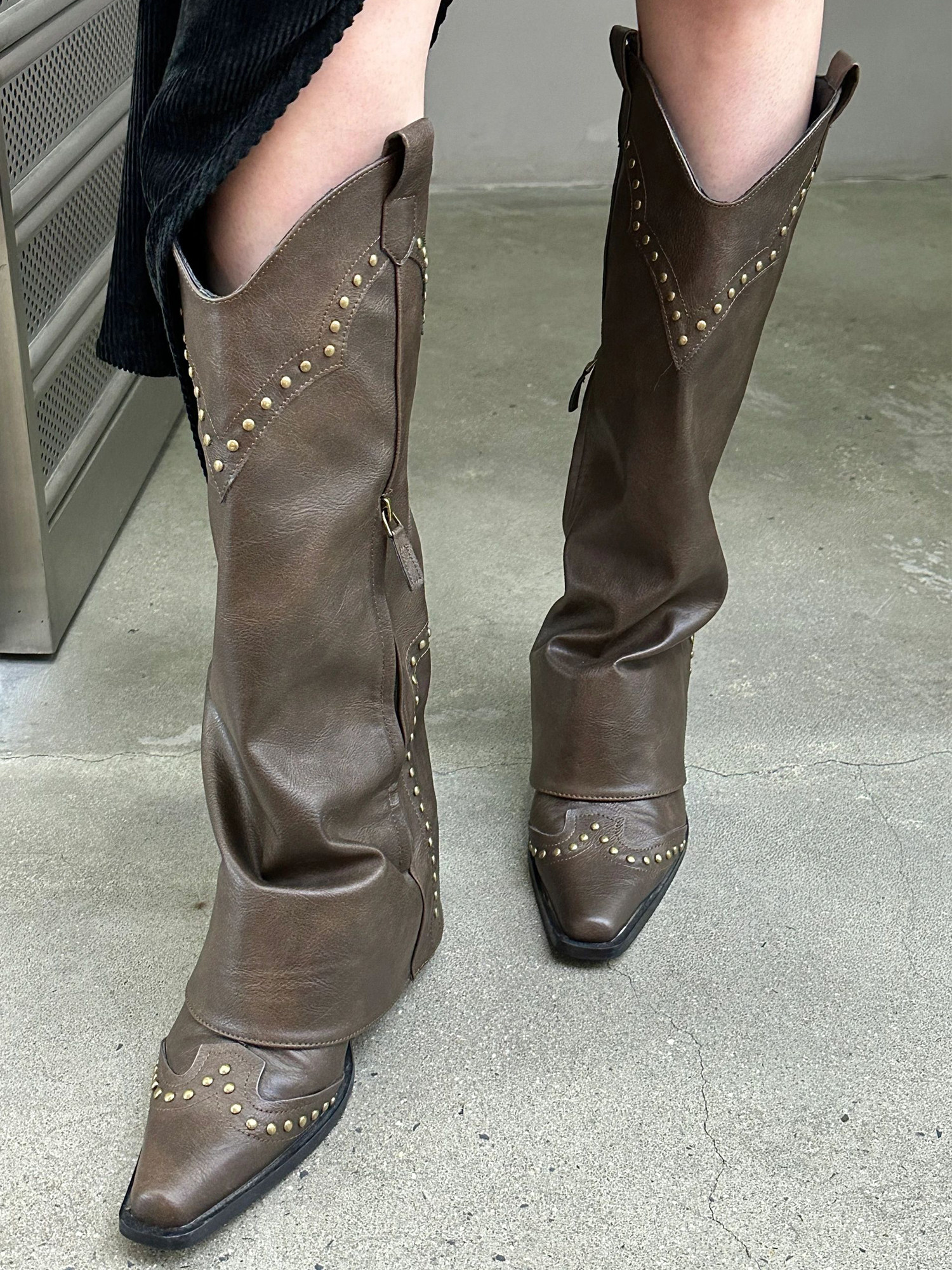 여성을위한 리벳 서부 카우보이 부츠 2024 새로운 스타일 다목적 두꺼운 뒤꿈치 바지 부츠 패션 부츠 무릎 부츠 위의 높은 부츠