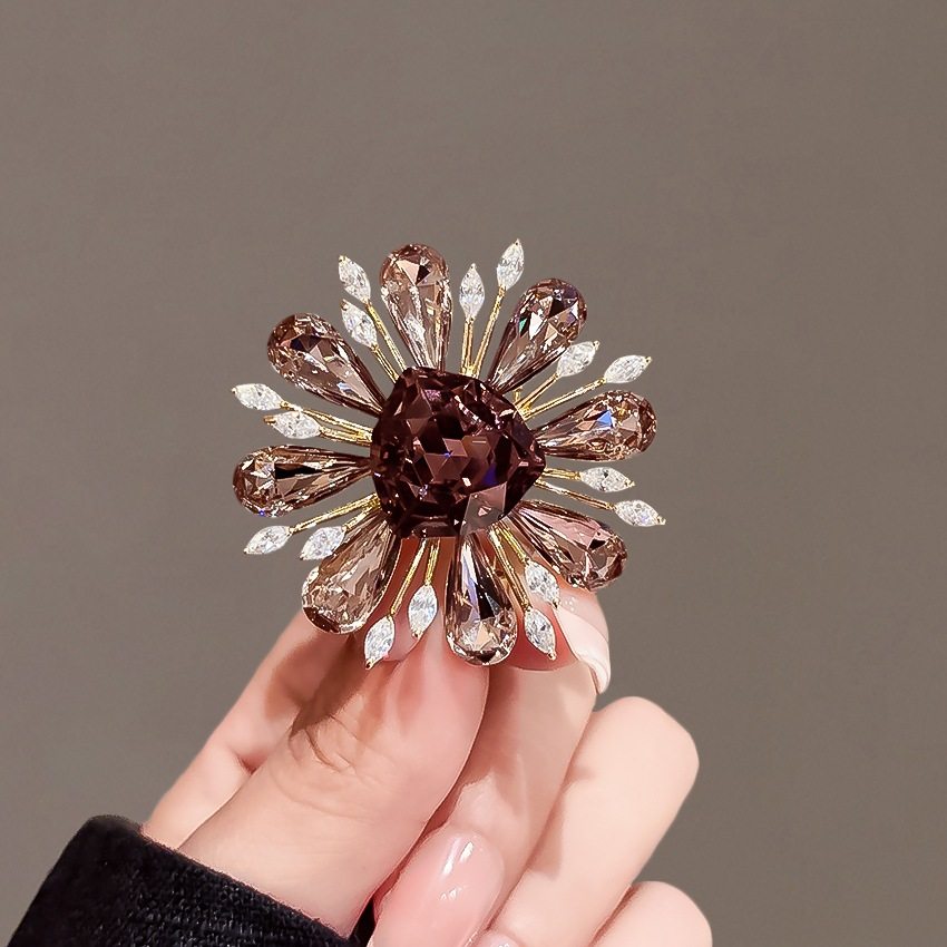 欧美个性设计感胸针百搭水晶太阳花胸花胸花精致西装大衣别针配饰,模玩/动漫/周边/娃圈三坑/桌游,古风/国风配饰,淘宝优惠券,粉丝福利购,淘宝优惠卷