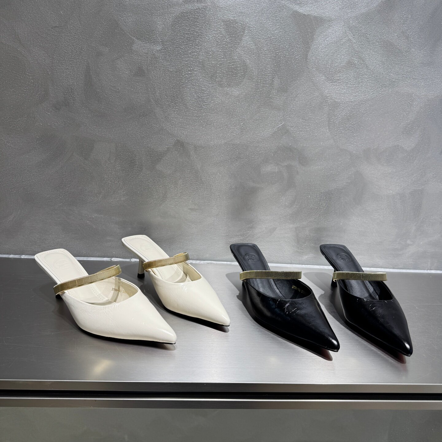 欧洲站欧货2026春季新款真皮细跟增高尖头半拖时尚高跟包头拖鞋女