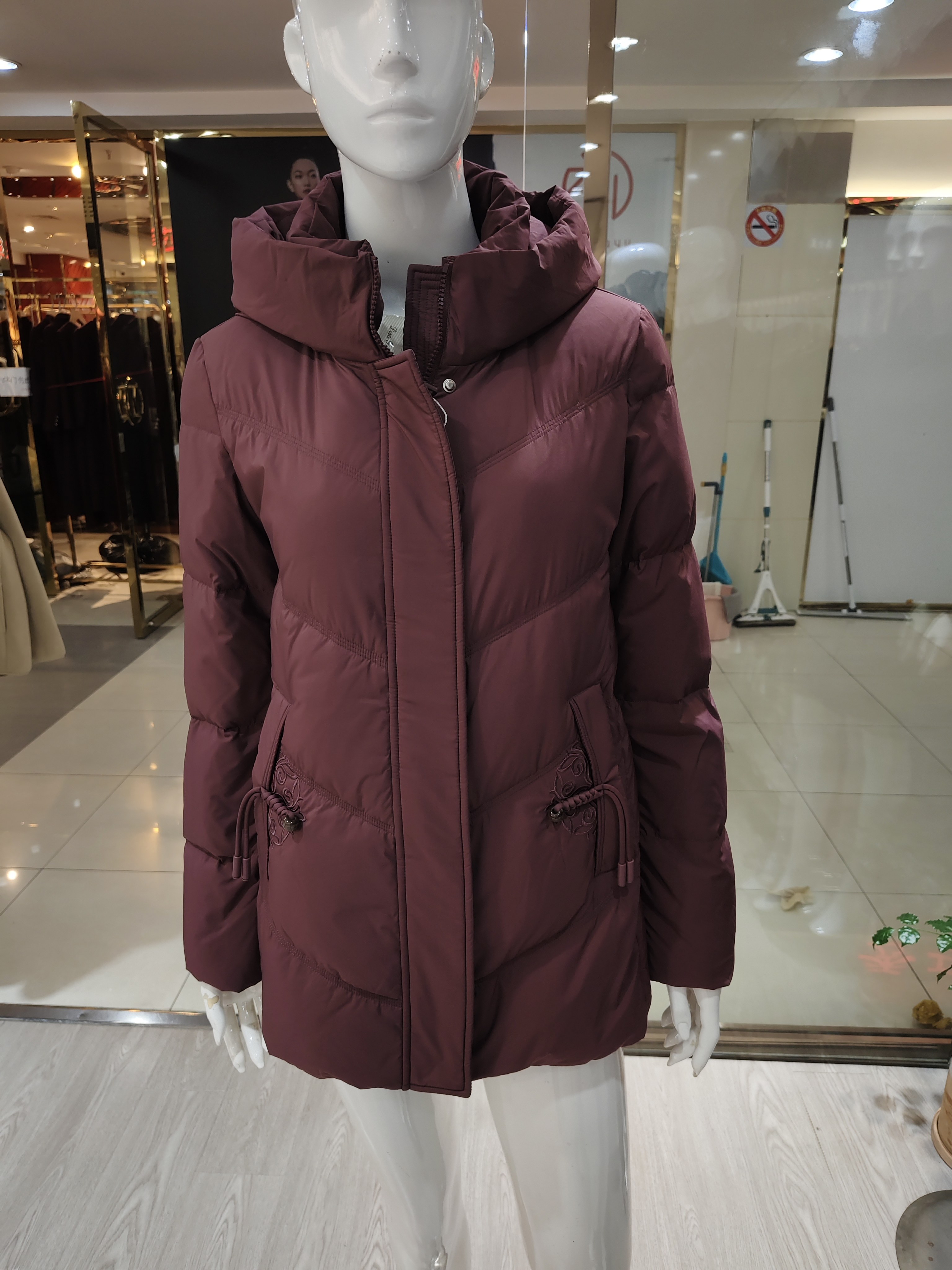 甘夫人白鸭绒羽绒服女2025绣花冬季新款保暖外套中老年妈妈装上衣