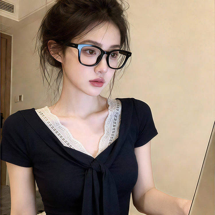 韩系穿搭假两件蕾丝花边V