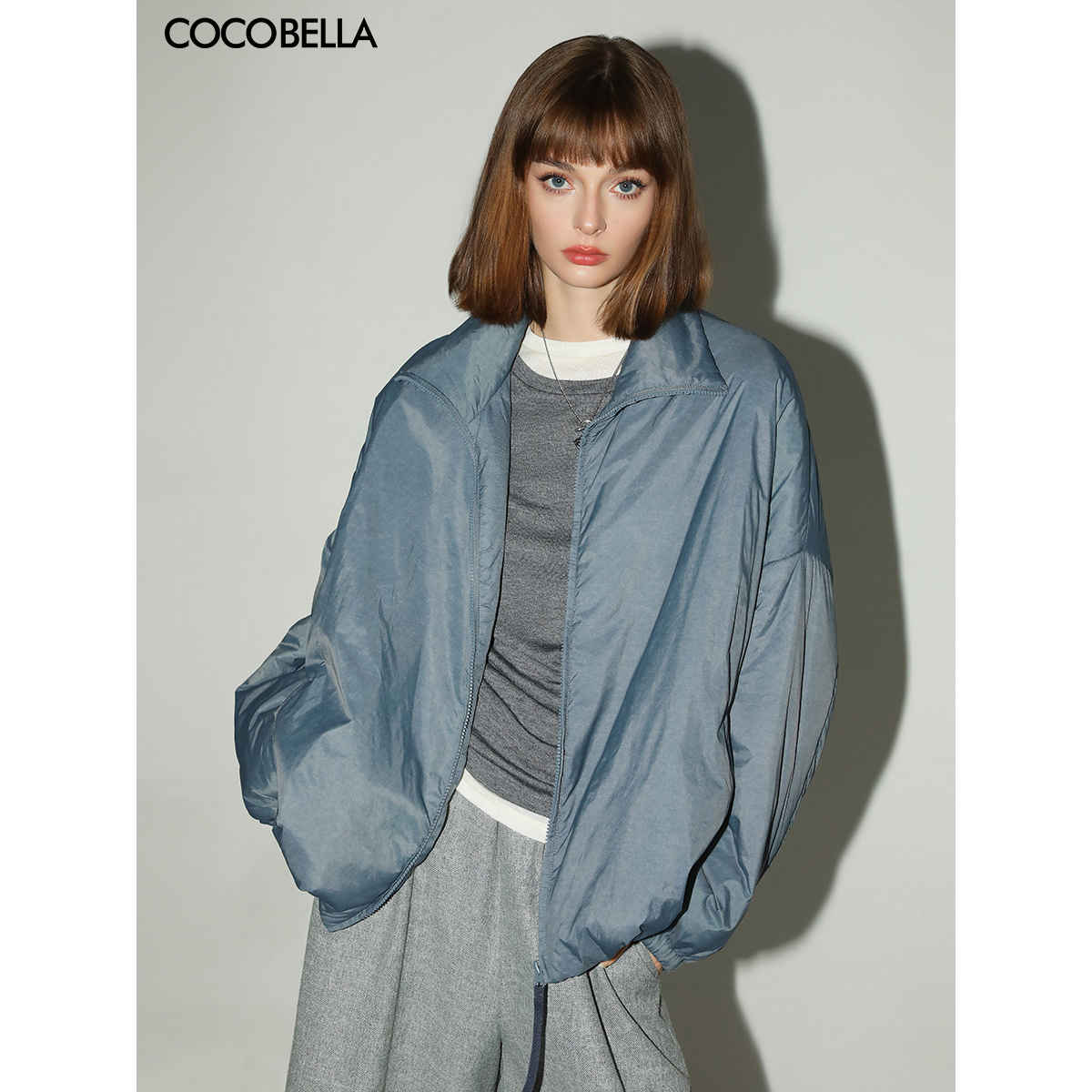 COCOBELLA雾蓝色渲染印花轻型棉服女秋冬立领棉衣夹克外套MF0003
