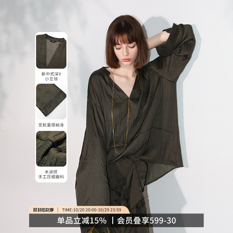 COCOBELLA奥莱新中式立体压褶缎面衬衫女V领国风气质喇叭袖上衣