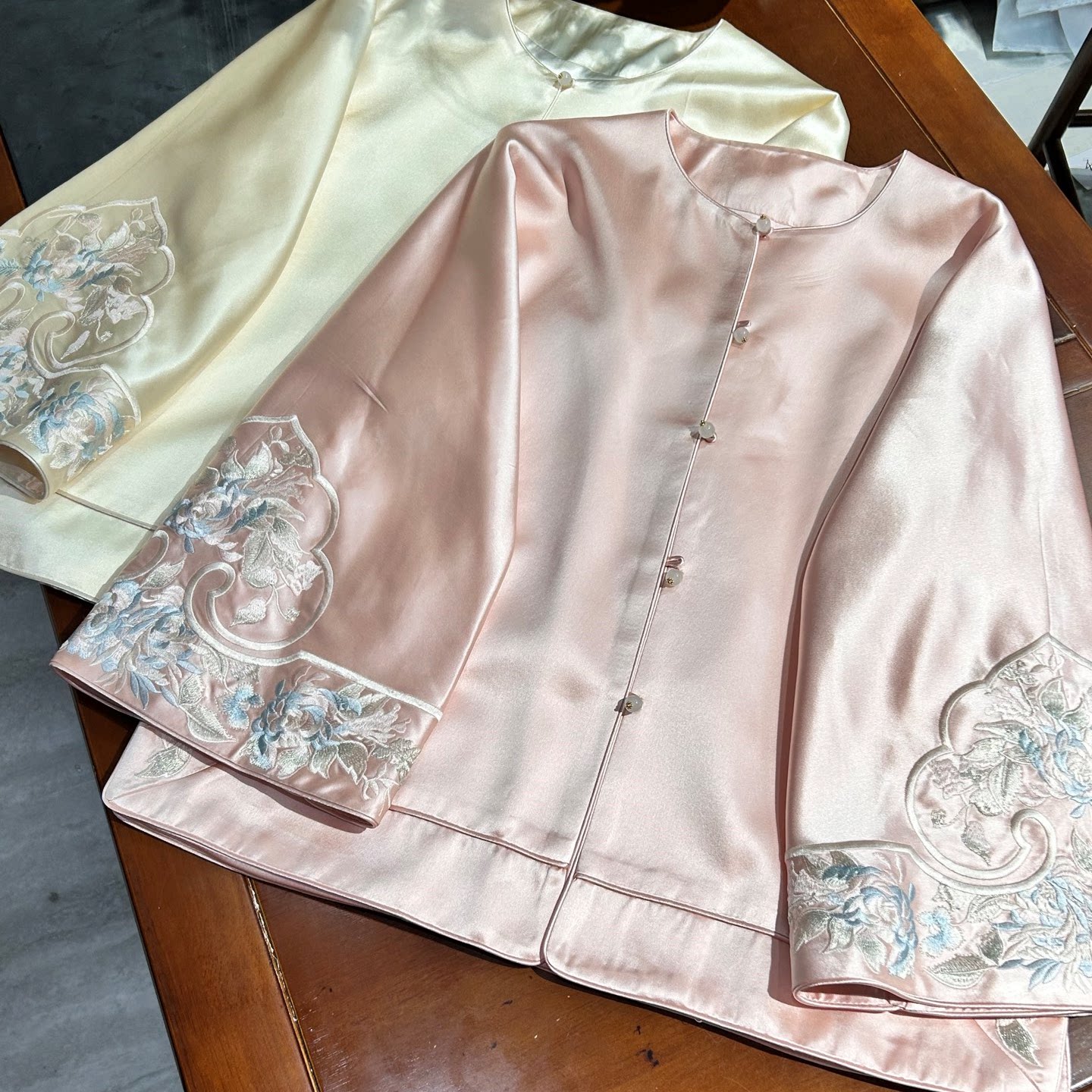 新中式外套女春秋汉服改良唐装刺绣圆领盘扣醋酸国风短款开衫上衣