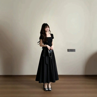 黑色赫本风连衣裙女2026新款夏日掐腰显瘦梨型身材春季漂亮长裙子