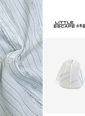 小乖逃X休闲时尚拼接蕾丝条纹白色衬衫上衣镂空蕾丝长袖 S25539