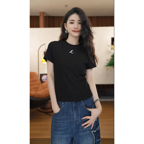 小乖逃JX黑色小标刺绣T恤夏季薄款修身显瘦百搭休闲上衣TS8386