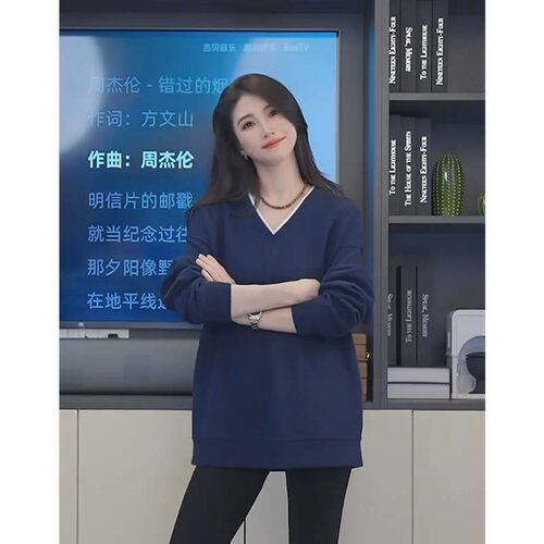 小乖逃宽松休闲 藏蓝V领卫衣 后背字母  百搭C116