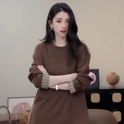 小乖逃休闲时尚咖色T恤打底格子条纹袖两边开叉N95157A