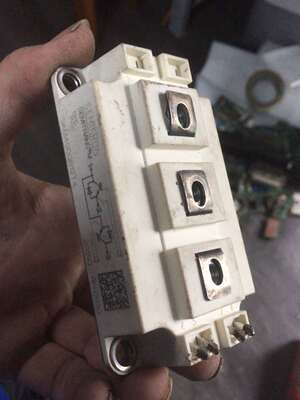 skm400gb12t4一个脚弯,一个底板边缘刮擦,2个