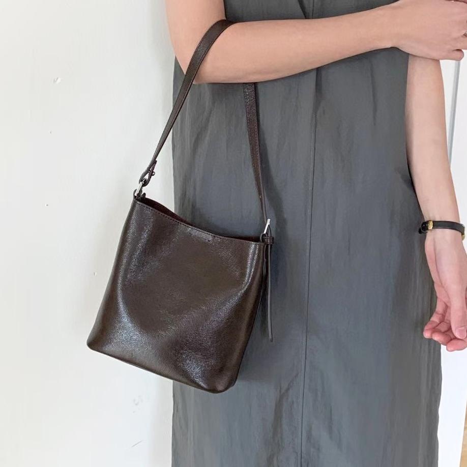 牛皮水桶包手拎包女腋下斜挎小包